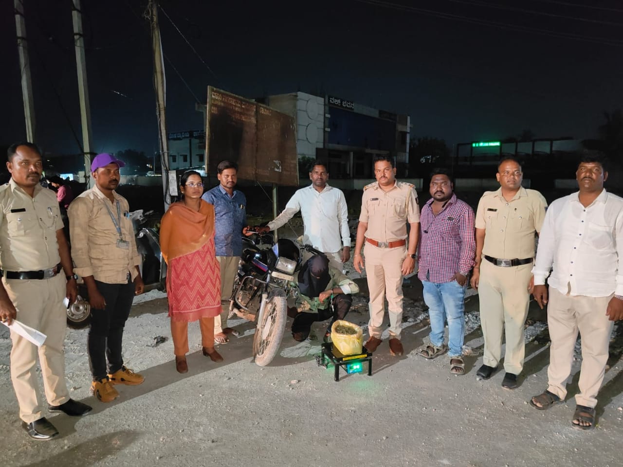 ಅಬಕಾರಿ ಪೊಲೀಸ್ ಅಧಿಕಾರಿಗಳಿಂದ ವಿವಿಧೆಡೆ ದಾಳಿ; ೫ ಪ್ರಕರಣ ದಾಖಲು