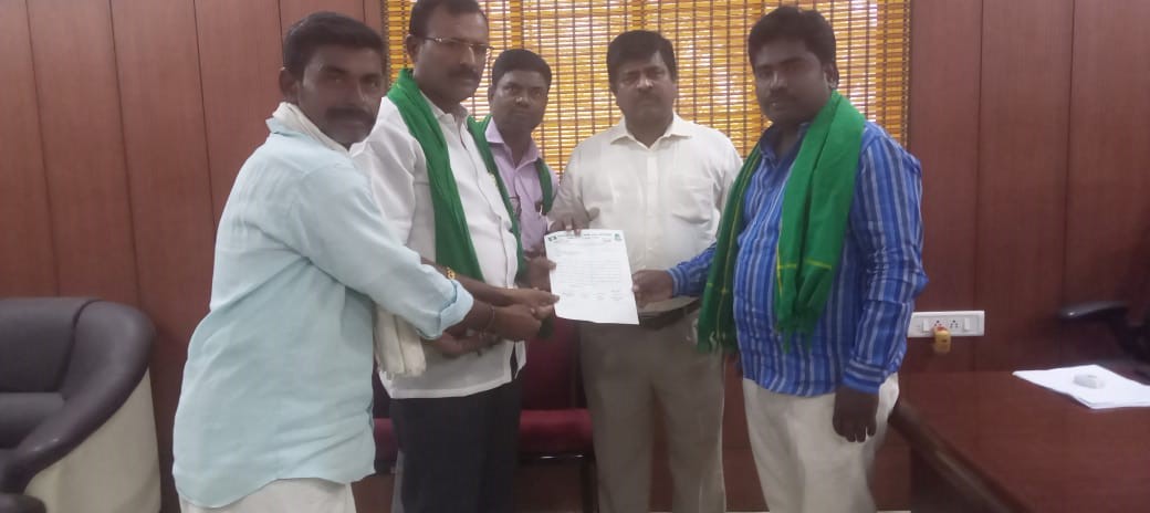 ರೈತರಿಗೆರ ಕೃಷಿ ಉತ್ಪನ್ನ ಸಮಿತಿ ಖಾಲಿ ಚೀಲಗಳ ವ್ಯವಸ್ಥೆ ಮಾಡಲಿ ಸಂಗನಕಲ್ಲು ಕೃಷ್ಣ ಒತ್ತಾಯ