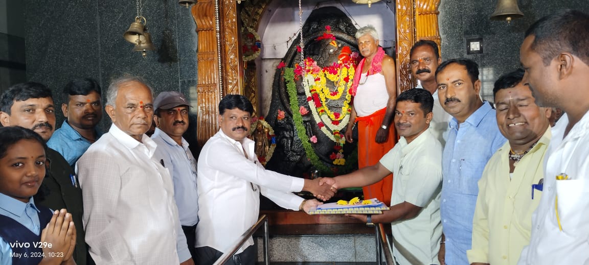 ಸಾಹಿತಿ ಹಾಗೂ ಶಿಕ್ಷಕ ಕೊಟ್ರೇಶ್ ಎಸ್.ಉಪ್ಪಾರ್ ಅವರ “ಪುಟ್ಟಗೂಡಿನ ಪಟ್ಟದರಸಿ” ಕಾದಂಬರಿ ಆಧಾರಿತ  ತಾಳೂರು ಹನುಮಂತರಾಯ ಸನ್ನಿಧಿಯಲ್ಲಿ ಸೆಟ್ಟೇರಿದ  “ಪುಟ್ಟಗೂಡಿದ ಪಟ್ಟದರಸಿ” ಮಕ್ಕಳ ಚಿತ್ರ.