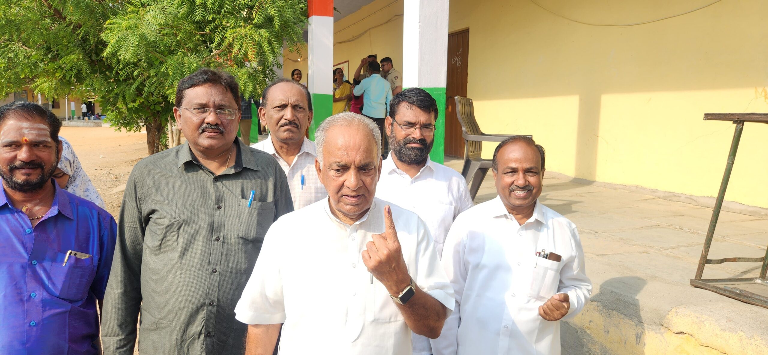 ಲೋಕಸಭೆ ಚುನಾವಣೆ- ಮತದಾನ ಮಾಡಿದ ಸಚಿವ ಬೋಸರಾಜು