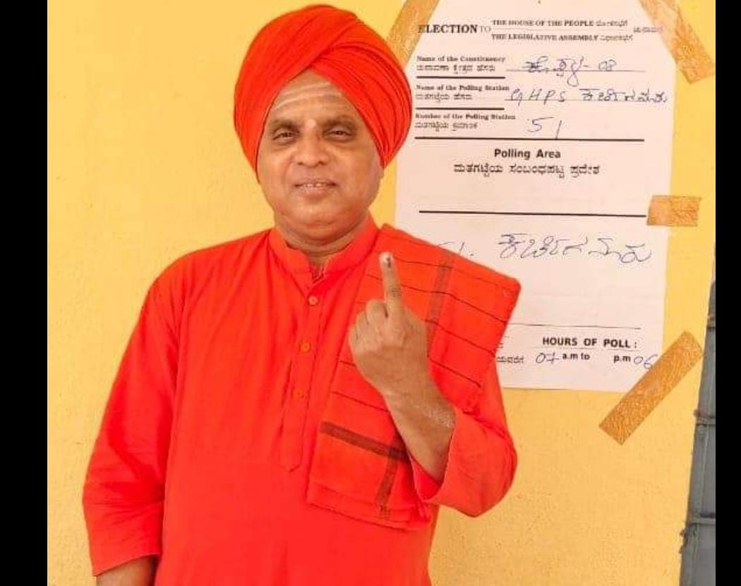 ಮತದಾನ ಮಾಡಿದ ಶ್ರೀ ಅಭಿನವ   ಮಹಾಂತ ಮಹಾಸ್ವಾಮಿಗಳು