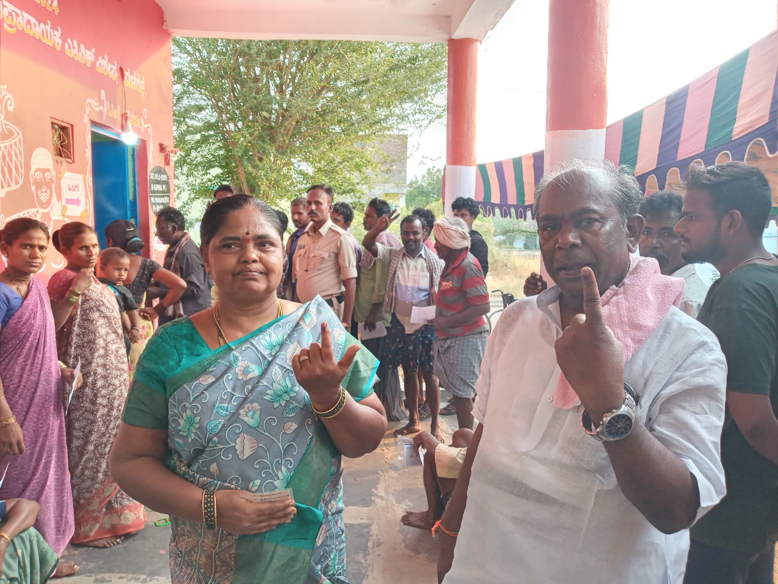 ಮತದಾನ ಮಾಡಿದ ಮಾಜಿ ಶಾಸಕ  ಎಂ.ಎಸ್.ಸೋಮಲಿಂಗಪ್ಪ