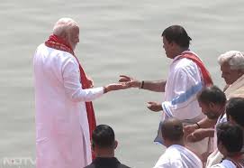 ಶುಭ ಮುಹೂರ್ತದಲ್ಲಿ ಗಂಗಾ ಪೂಜೆ ಮಾಡಿ ನಾಮಪತ್ರ ಸಲ್ಲಿಸಿದ ಮೋದಿ