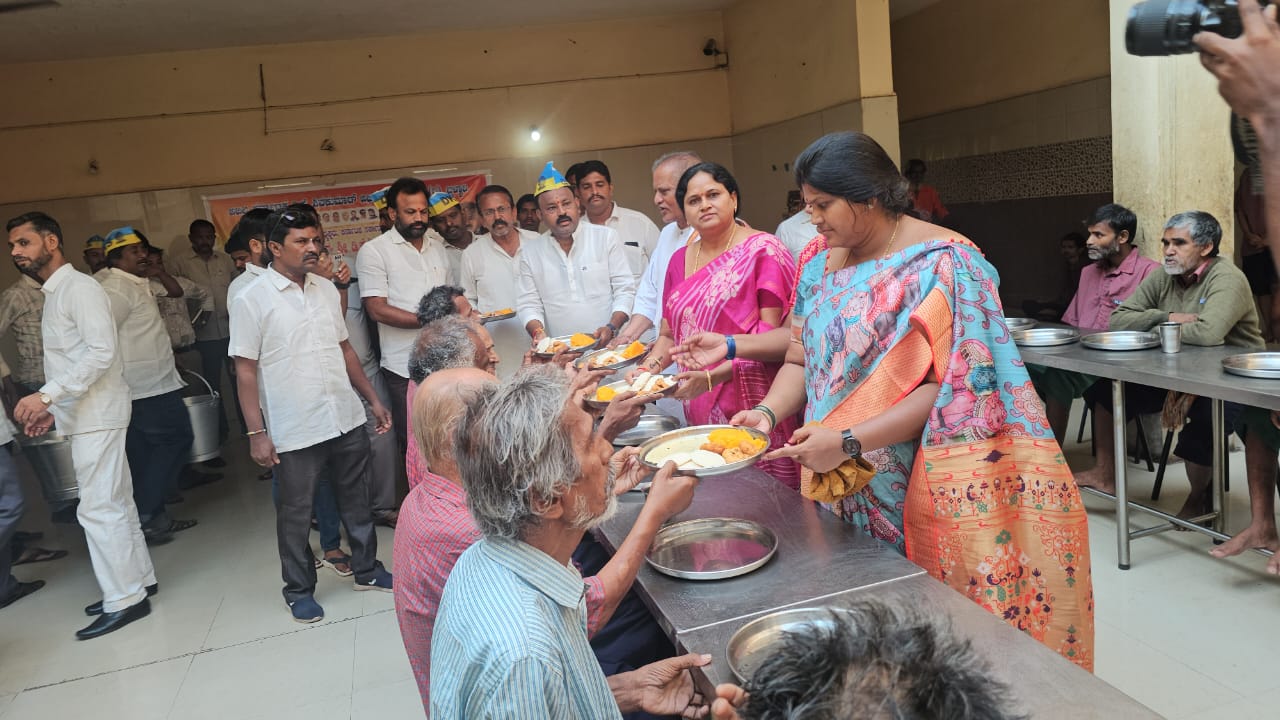 ಉಪಮುಖ್ಯಮಂತ್ರಿ ಡಿಕೆ ಶಿವಕುಮಾರ್ ಅವರ ಜನ್ಮ ದಿನಾಚರಣೆ ಅಂಗವಾಗಿ ಅನ್ನದಾನ ಕಾರ್ಯಕ್ರಮ ನಡೆಸಿದರು.