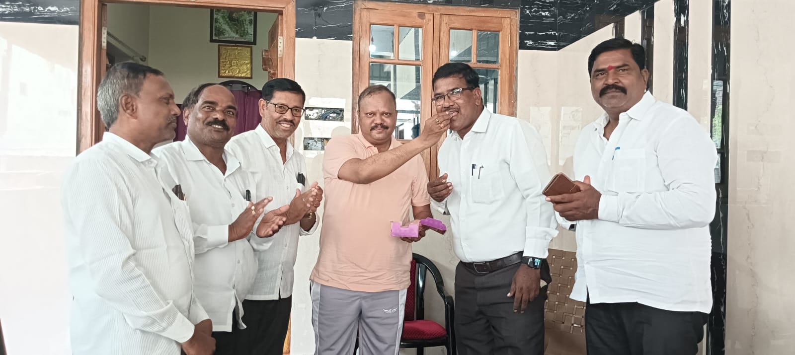 ಕ್ಷೇತ್ರ ಶಿಕ್ಷಣಾಧಿಕಾರಿಗೆ ಸಿಹಿ ತಿನಿಸಿದ ಶಾಸಕ ಬಿ ಎಮ್ ನಾಗರಾಜ