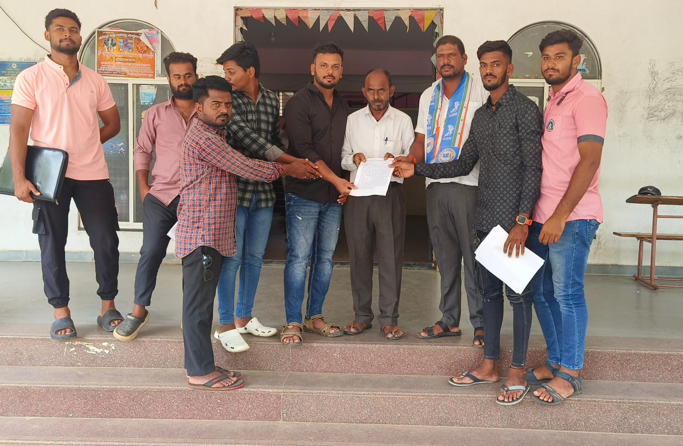 ಪಟ್ಟಣದ ತಾಲೂಕು ಕಛೇರಿಗೆ ತೆರಳಿ ಖಾಸಗಿ ಸಂಸ್ಥೆಗಳ ಡೋನೇಷನ್ ವಿರುದ್ದ ಉಪ ತಹಶೀಲ್ದಾರ್ ಅವರಿಗೆ ಮನವಿ ಸಲ್ಲಿಸಿ ಪ್ರತಿಭಟಿಸಿದರು.