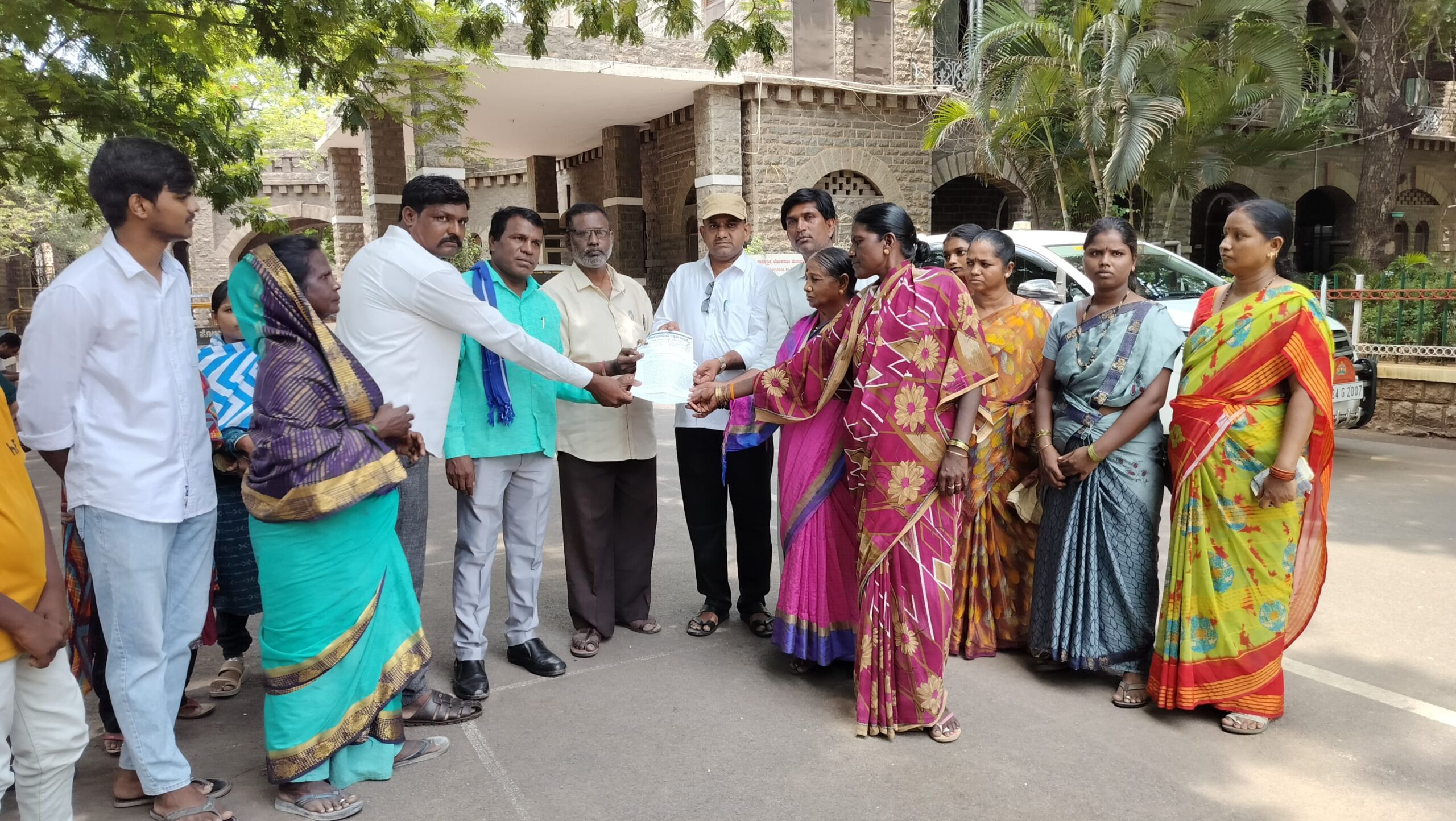 ಖಾಸಗಿ ಶಿಕ್ಷಣ ಸಂಸ್ಥೆಗಳಲ್ಲಿ ದುಭಾರಿ ಶುಲ್ಕ ದಂದೆಗೆ ಕಡಿವಾಣ ಹಾಕಿ