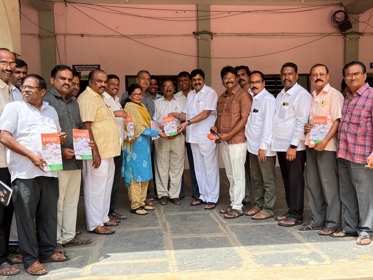 - ಹರಪನಹಳ್ಳಿ ಕ್ಷೇತ್ರದ ಶೈಕ್ಷಣಿಕ ಅಭಿವೃದ್ಧಿಗೆ ಬಿಜೆಪಿ ಸರಕಾರ ಅಪಾರ ಕೊಡುಗೆ ನೀಡಿದ್ದು, ವಿಧಾನ ಪರಿಷತ್ ಕ್ಷೇತ್ರದ ಅಭ್ಯರ್ಥಿ ಅಮರನಾಥ ಪಾಟೀಲ್ ಅವರ ಗೆಲುವಿಗೆ ಸಹಕಾರಿಯಾಗಲಿದೆ ಎಂದು ಮಾಜಿ ಕಂದಾಯ ಸಚಿವ ಜಿ.ಕರುಣಾಕರರೆಡ್ಡಿ ಹೇಳಿದರು.