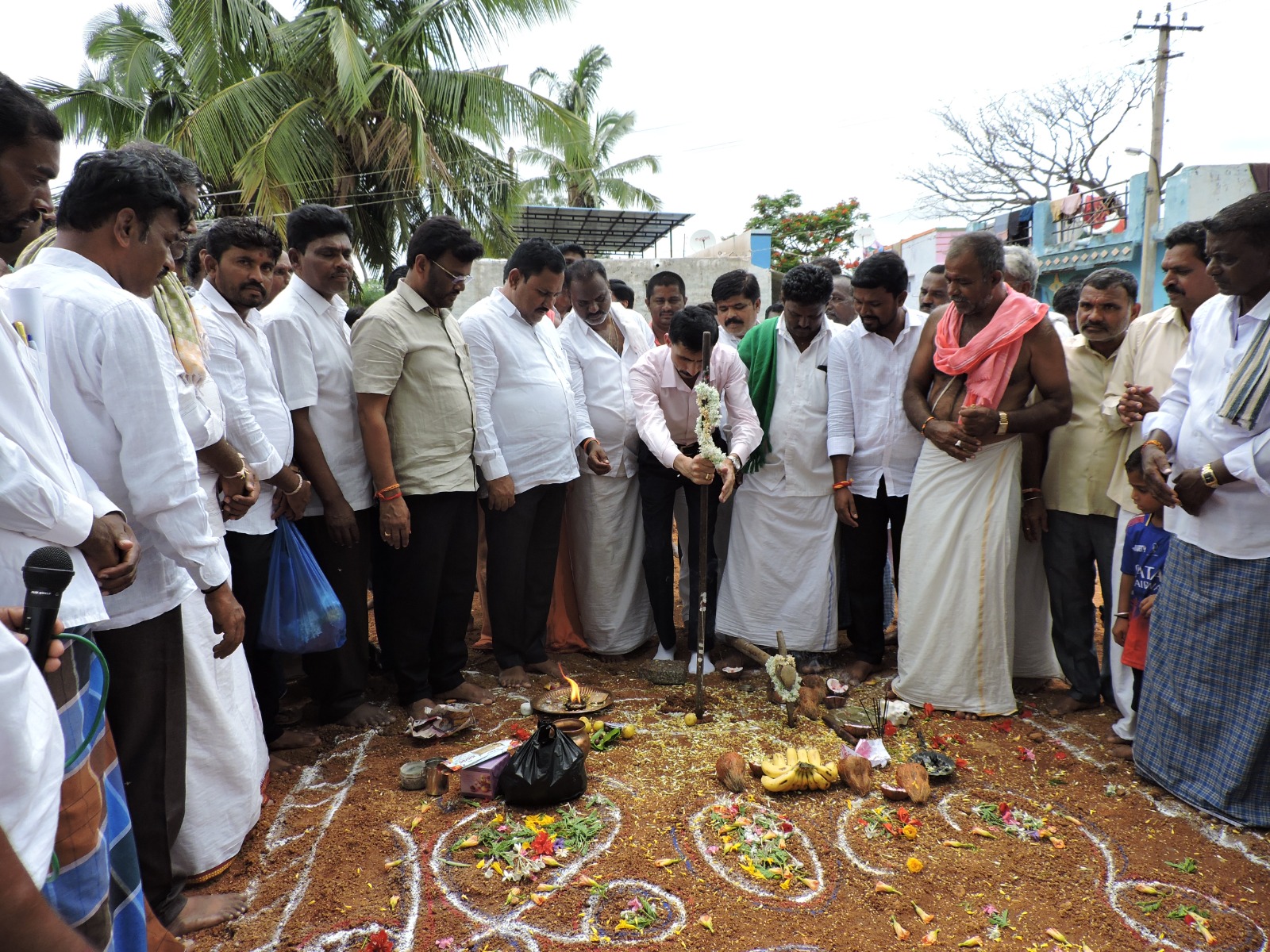 ಮರಿಯಮ್ಮನಹಳ್ಳಿ: ಮದುವೆ, ಸಾಂಸ್ಕೃತಿಕ 'ಕಾರ್ಯಕ್ರಮಗಳು, ಶುಭಕಾರ್ಯಕ್ರಮಗಳು ಗ್ರಾಮದಲ್ಲಿ ನಡೆಯಲು ಸುಸಜ್ಜಿತವಾದ ಸಮುದಾಯ ಭವನ ನಿರ್ಮಿಸಲು ಮುಂದಾಗಿದ್ದೇವೆ