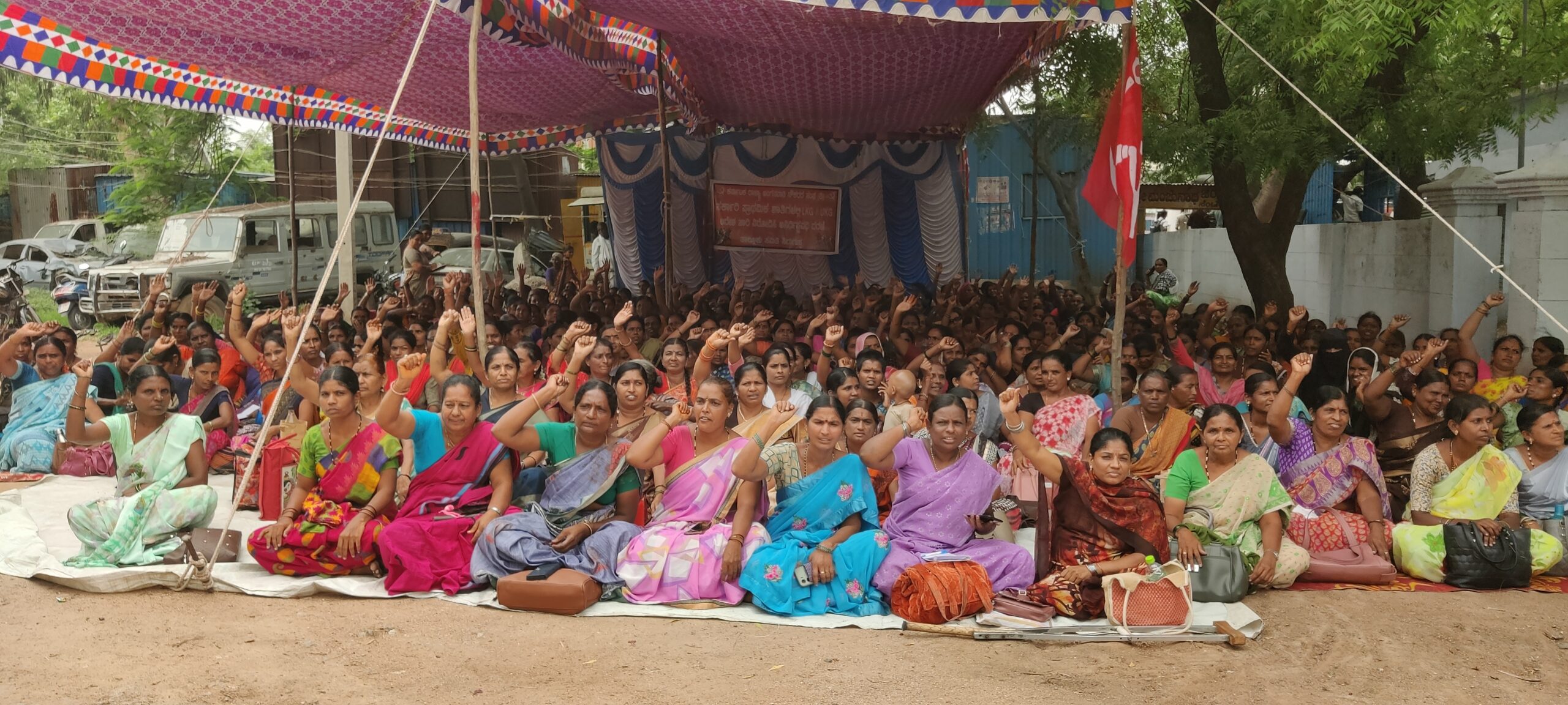 2ನೇ ದಿನಕ್ಕೆ ಕಾಲಿಟ್ಟ ಅಂಗನವಾಡಿ ನೌಕರರ ಪ್ರತಿಭಟನೆ: