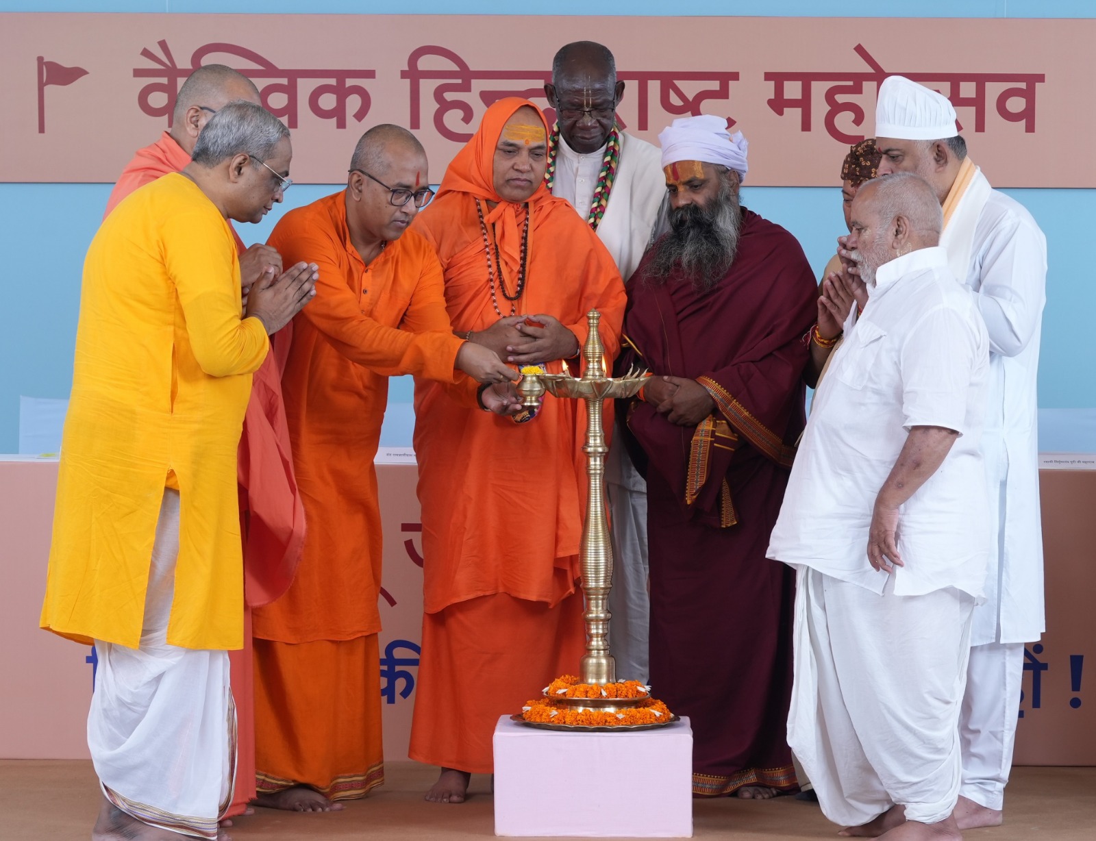 `ವೈಶ್ವಿಕ ಹಿಂದೂ ರಾಷ್ಟ್ರ ಮಹೋತ್ಸವ’ ಉತ್ಸಾಹ ವಾತಾವರಣದಲ್ಲಿ ಪ್ರಾರಂಭ  ‘ರಾಮಾಯಣ-ಮಹಾಭಾರತ’ ಈ ಗ್ರಂಥಗಳಲ್ಲಿ ನೂರಾರು ಖಗೋಳದ ಉಲ್ಲೇಖ; ಭಾರತೀಯ ಜ್ಞಾನದಿಂದಾಗಿಯೇ ಪಾಶ್ಚಿಮಾತ್ಯರ ವೈಜ್ಞಾನಿಕ ಪ್ರಗತಿ ! - ಡಾ.ನೀಲೇಶ ಓಕ್, ಅಮೇರಿಕಾ