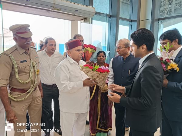 ಬೆಳಗಾವಿಯ ವಿಟಿಯು ಘಟಿಕೋತ್ಸವದಲ್ಲಿ ಭಾಗವಹಿಸಲು ಆಗಮಿಸಿದ ರಾಜ್ಯಪಾಲ‌ ಥಾವರ್ ಚಂದ ಗೆಹ್ಲೋಟ್ ಅವರನ್ನು ಸಾಂಬ್ರಾ ವಿಮಾನ ನಿಲ್ದಾಣದಲ್ಲಿ ಜಿಲ್ಲಾಧಿಕಾರಿ ಮೊಹಮ್ಮದ್ ರೋಷನ್ ಅವರು ಸ್ವಾಗತಿಸಿದರು.