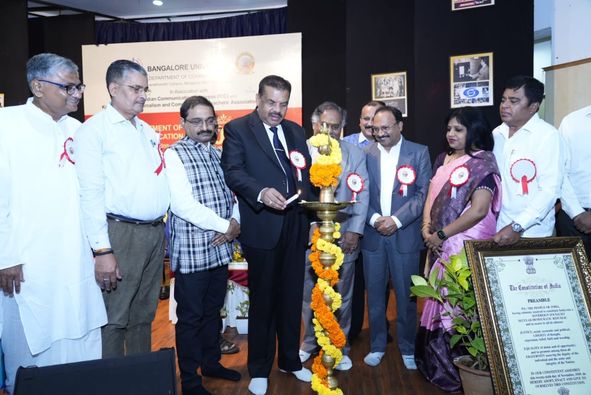 ಬೆಂಗಳೂರು ವಿಶ್ವವಿದ್ಯಾಲಯ ಸಂವಹನ ವಿಭಾಗ ಸುವರ್ಣ ಮಹೋತ್ಸವ: ಮೀಡಿಯಾ ಸ್ಪಿಯರ್-2024 ರಾಷ್ಟ್ರೀಯ ಸಮ್ಮೇಳನ ಆಯೋಜನೆ" "ಮಾಧ್ಯಮ ಜ್ಞಾನ ಕುರಿತು ಹೊಸ ಕೋರ್ಸ್ ಸೇರ್ಪಡೆಗೆ ಕ್ರಮ: ಪ್ರೊ. ಎಸ್.ಆರ್.ನಿರಂಜನ ಅಭಿಮತ"