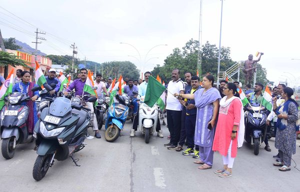 ಬೈಕ್ ರ್ಯಾಲಿಗೆ ಅಪರ ಜಿಲ್ಲಾಧಿಕಾರಿ ಬಿ.ಟಿ.ಕುಮಾರಸ್ವಾಮಿ ಹಸಿರು ನಿಶಾನೆ....   ಹರ್ ಘರ್ ತಿರಂಗಾ ಬೈಕ್ ರ್ಯಾಲಿ