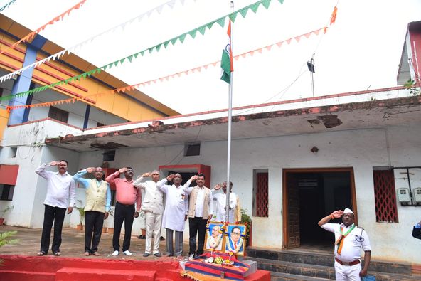 78 ನೇ ಸ್ವಾತಂತ್ರ್ಯ ದಿನಾಚರಣೆ.... 7ನೇ ವೇತನ ಆಯೋಗ ಜಾರಿ ಮಾಡಿದ ಸರ್ಕಾರಕ್ಕೆ ಅಭಿನಂದನೆ : ಜಿಲ್ಲಾಧ್ಯಕ್ಷ ಎಸ್ ಎಫ್ ಸಿದ್ದನಗೌಡರ