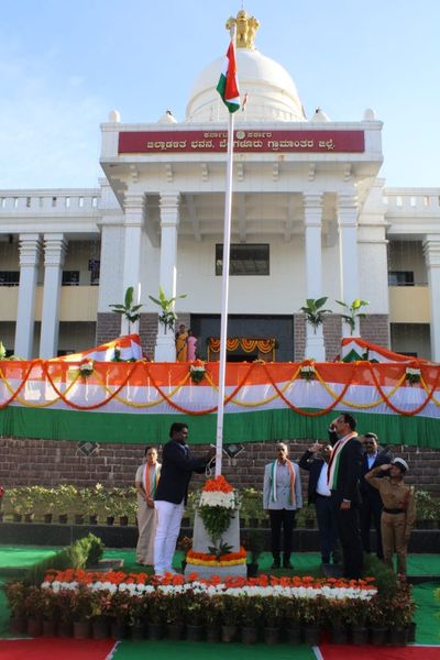 "ಜಿಲ್ಲಾಡಳಿತ ಭವನದಲ್ಲಿ 78 ನೇ ಸ್ವಾತಂತ್ರ್ಯ ದಿನಾಚರಣೆ: ಧ್ವಜಾರೋಹಣ ನೆರವೇರಿಸಿದ ಜಿಲ್ಲಾಧಿಕಾರಿ ಡಾ. ಎನ್. ಶಿವಶಂಕರ್"
