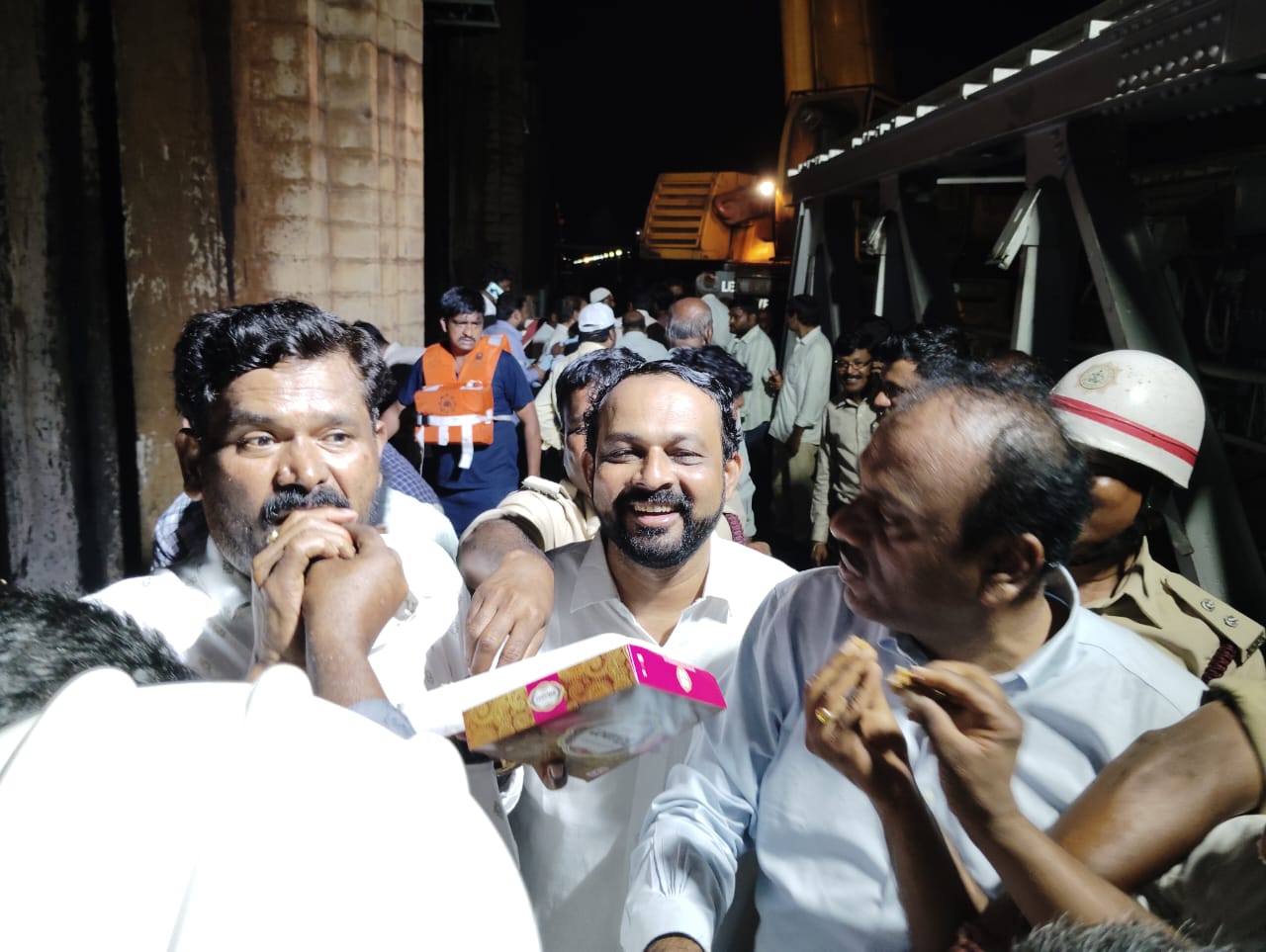 ಟಿ.ಬಿ.ಡ್ಯಾಮ್ ಗೇಟಗೆ ಮೊದಲನೇ ಸ್ಟಾಪ್ ಲಾಗ್ ಅಳವಡಿಕೆ ಕಾರ್ಯ ಯಶಸ್ವಿ: ಸಚಿವರು, ಸಂಸದರಿಂದ ಸಿಹಿ ವಿತರಣೆ