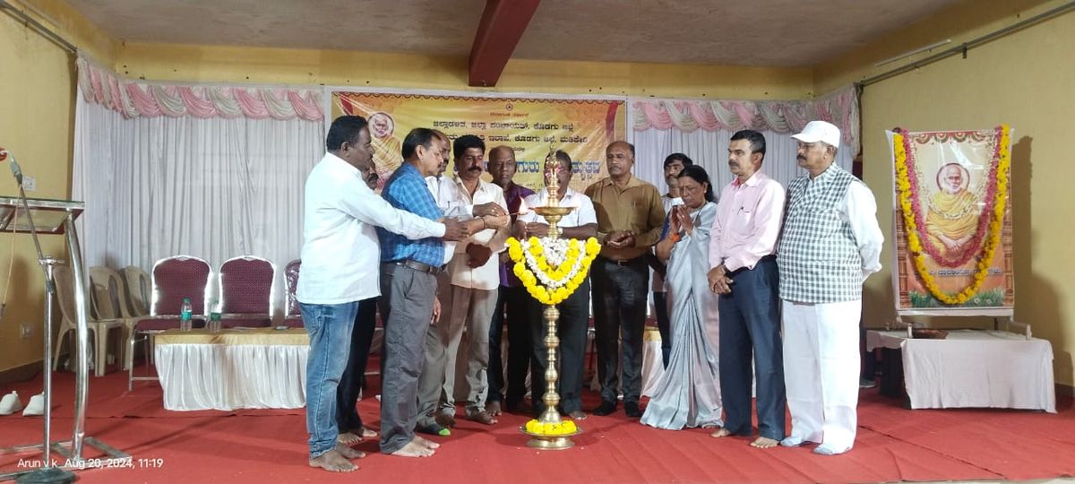ಬ್ರಹ್ಮರ್ಷಿ ಶ್ರೀ ನಾರಾಯಣ ಗುರು ಜಯಂತಿ ಬ್ರಹ್ಮರ್ಷಿ ಶ್ರೀ ನಾರಾಯಣ ಗುರುಗಳ ಜೀವನ ಮತ್ತು ಹೋರಾಟ ಪ್ರತಿಯೊಬ್ಬರಿಗೂ ಆದರ್ಶ