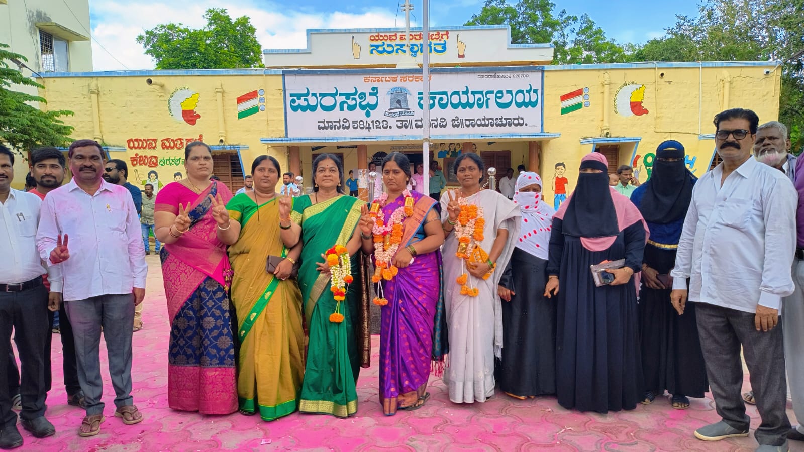 ಮಾನ್ವಿ ಪುರಸಭೆ ನೂತನ ಅಧ್ಯಕ್ಷರಾಗಿ ಲಕ್ಷ್ಮೀ ಡಿ.ವಿರೇಶ ಉಪಾಧ್ಯಕ್ಷರಾಗಿ ಮೀನಾಕ್ಷಿ ರಾಮಕೃಷ್ಣ ಆಯ್ಕೆ..... ಮೊದಲ ಬಾರಿಗೆ ಗೆದ್ದು ಅಧ್ಯಕ್ಷರಾದ ಲಕ್ಷ್ಮೀ ವೀರೇಶ, 2ನೇ ಬಾರಿಗೆ ರಾಮಕೃಷ್ಣರ ಪತ್ನಿಗೆ ಒಲಿದ ಉಪಾಧ್ಯಕ್ಷೆ ಪಟ್ಟ