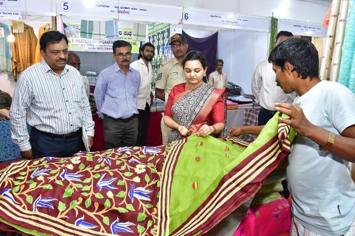 ಹಾತ್‍ಕರ್ಗಾ ಕೈಮಗ್ಗ ಮೇಳ - 2024; ವಸ್ತ್ರ ಭಂಡಾರ ಮೇಳದಲ್ಲಿ 62 ಲಕ್ಷ ರೂ.ಗಳ ವ್ಯಾಪಾರ, ವೈವಾಟು ; ಪ್ರತಿ ವರ್ಷ ಕೈಮಗ್ಗ ವಸ್ತುಗಳ ಮಾರಾಟ ಮೇಳ ಆಯೋಜನೆ: ಜಿಲ್ಲಾಧಿಕಾರಿ ದಿವ್ಯ ಪ್ರಭು