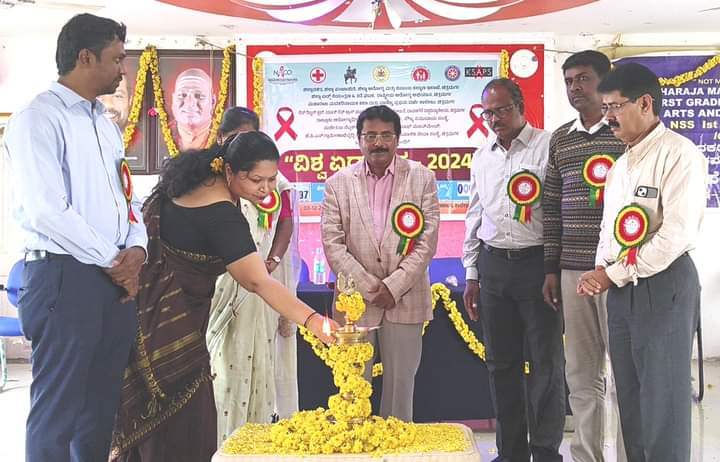 ವಿಶ್ವ ಏಡ್ಸ್ ದಿನಾಚರಣೆ ಕಾರ್ಯಕ್ರಮ ಜಿಲ್ಲಾ ಶಸ್ತ್ರಚಿಕಿತ್ಸಕ ಡಾ.ಎಸ್.ಪಿ.ರವೀಂದ್ರ ಕಿವಿಮಾತು ಹೆಚ್‌ಐವಿ ಕುರಿತು ಯುವ ಜನತೆ ಜಾಗರೂಕರಾಗಿರಿ