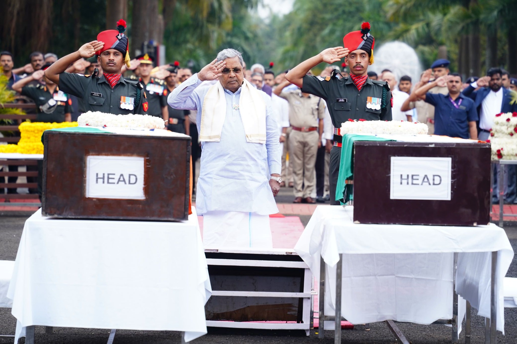 ಅಪಘಾತದಲ್ಲಿ ಮೃತ ಯೋಧರಿಗೆ ಸಿಎಂ ಅಂತಿಮ ಗೌರವ ... ಹುತಾತ್ಮ ಯೋಧರ ಕುಟುಂಬಕ್ಕೆ ಸರಕಾರದಿಂದ ನೆರವು: ಸಿ.ಎಂ.ಘೋಷಣೆ