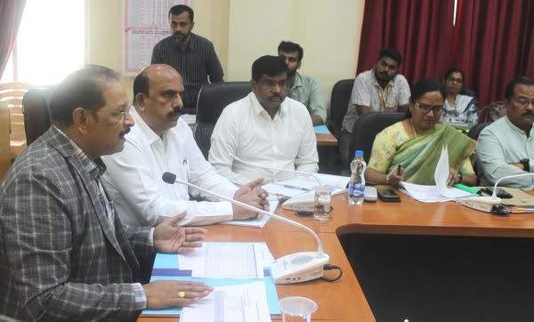 ಕೆಎಂಇಆರ್‍ಸಿ ಪ್ರಗತಿ ಪರಿಶೀಲನಾ ಸಭೆಯಲ್ಲಿ ನಿಗಮ ವ್ಯವಸ್ಥಾಪಕ ನಿರ್ದೇಶಕ ಡಾ.ಸಂಜಯ್ ಎಸ್ ಬಿಜ್ಜೂರ್ ಸೂಚನೆ...ಗಣಿಬಾಧಿತ ಪ್ರದೇಶ ಜನರ ಕೇಂದ್ರೀಕರಿಸಿ ಪರಿಹಾರ ಕ್ರಮ ಕೈಗೊಳ್ಳಿ
