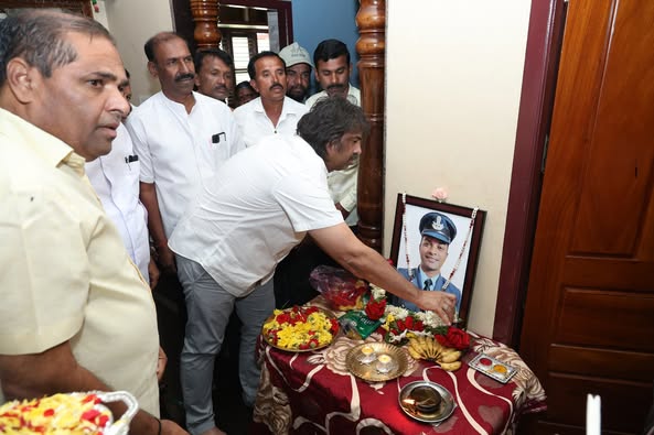 ಹುತಾತ್ಮ ಯೋಧ ಮಂಜುನಾಥ್ ಕುಟುಂಬಕ್ಕೆ ಸಚಿವ ಎಸ್. ಮಧು ಬಂಗಾರಪ್ಪ ಸಾಂತ್ವನ