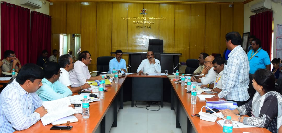 ನಾಯಕನಹಟ್ಟಿ ಶ್ರೀ ಗುರುತಿಪ್ಪೇರುದ್ರಸ್ವಾಮಿ ಜಾತ್ರೆಯ ಪ್ರಗತಿ ಪರಿಶೀಲನಾ ಸಭೆಯಲ್ಲಿ ಜಿಲ್ಲಾಧಿಕಾರಿ ಟಿ.ವೆಂಕಟೇಶ್ ಸೂಚನೆ...   ಕುಡಿಯುವ ನೀರು ಪೂರೈಕೆ ಹಾಗೂ ಸ್ವಚ್ಛತೆಗೆ ಆದ್ಯತೆ ನೀಡಿ