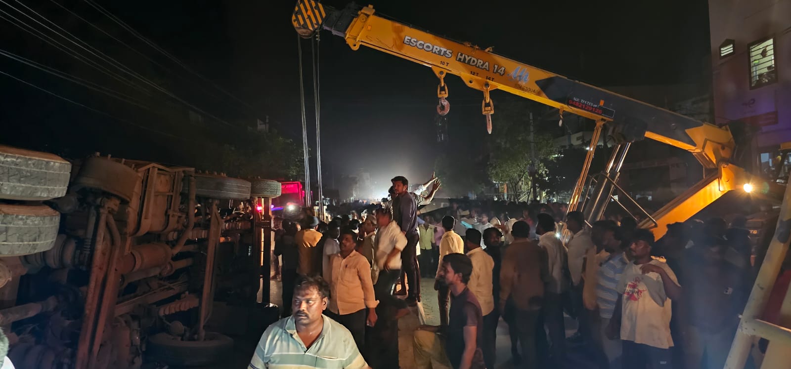 .ರಸ್ತೆಯ  ವಿಭಜಕ ಏರಿ ಪಲ್ಟಿಯಾದ ಲಾರಿ,ಪವಾಡ ದೃಷ್ಯವಾಗಿ ಬದಕುಳಿದ ವೃದ್ದೆ