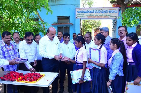 ವಿದ್ಯಾರ್ಥಿಗಳಿಗೆ ಗುಲಾಬಿ ಹೂ, ಸಿಹಿ ನೀಡಿ ಪರೀಕ್ಷೆಗೆ ಸ್ವಾಗತಿಸಿದ ಜಿಲ್ಲಾಧಿಕಾರಿ ಟಿ.ವೆಂಕಟೇಶ್ ... ಎಸ್‍ಎಸ್‍ಎಲ್‍ಸಿ ಪರೀಕ್ಷೆ: ಉತ್ತಮ ಫಲಿತಾಂಶಕ್ಕೆ ಪ್ರಯತ್ನ