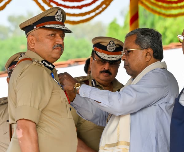 ರಾಜ್ಯ ಗುಪ್ತವಾರ್ತೆ ನಿರ್ದೇಶಕ ಹೇಮಂತ್ ಎಂ ನಿಂಬಾಳ್ಕರ್‌ಗೆ ಮುಖ್ಯಮಂತ್ರಿಗಳ ಸ್ವರ್ಣಪದಕ ಪ್ರದಾನ
