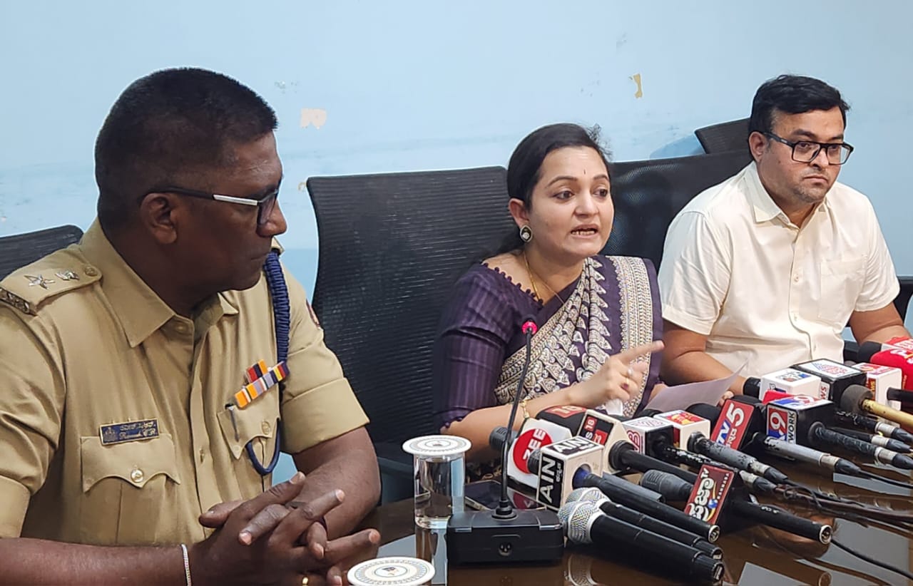 ಅಧಿಕಾರಿಗಳೊಂದಿಗೆ ಮೇಲ್ಸೆತುವೆ ಕಾಮಗಾರಿಯನ್ನು ವೀಕ‌್ಷಿಸಿದ ಜಿಲ್ಲಾಧಿಕಾರಿ ದಿವ್ಯಪ್ರಭು ಮೇಲ್ಸೆತುವೆ ಕಾಮಗಾರಿ ವೇಗಕ್ಕೆ ಎಲ್ಲರ ಸಹಕಾರ ಅವಶ್ಯ -ಜಿಲ್ಲಾಧಿಕಾರಿ ದಿವ್ಯಪ್ರಭು ಜಿ. ಆರ್.ಜೆ