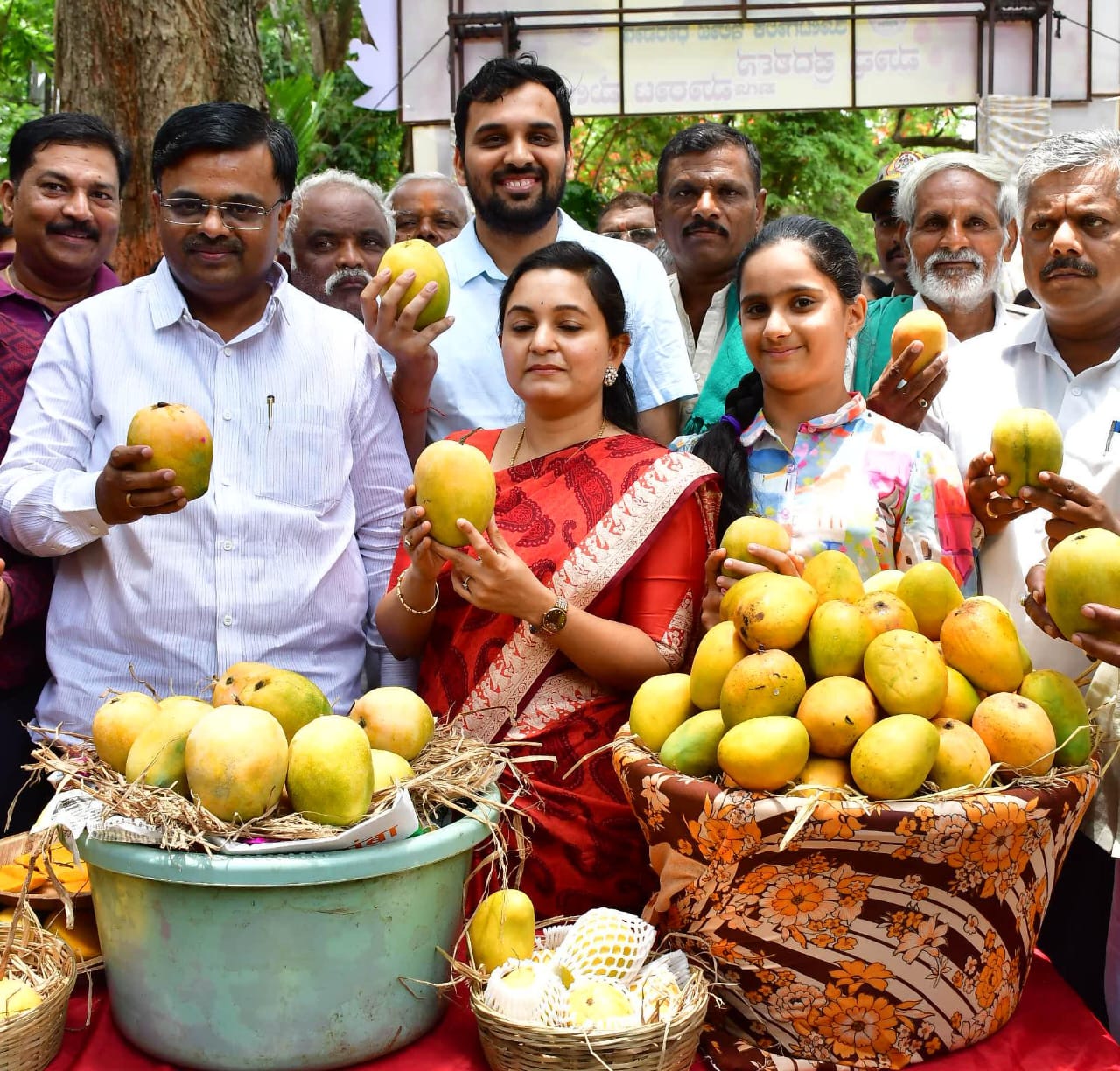 ಮಾವು ಮಾರಾಟ ಮತ್ತು ಪ್ರದರ್ಶನ ಮೇಳಕ್ಕೆ ಜಿಲ್ಲಾಧಿಕಾರಿ ದಿವ್ಯ ಪ್ರಭು ಅವರಿಂದ ಚಾಲನೆ; ಇಂದಿನಿಂದ ಐದು ದಿಗಳ ಕಾಲ ಹಣ್ಣಿನ ರಾಜನ ಹಬ್ಬ; ಸಾರ್ವಜನಿಕರಿಗೆ ವಿವಿಧ ನಮೂನೆ ಮಾವು ಲಭ್ಯ