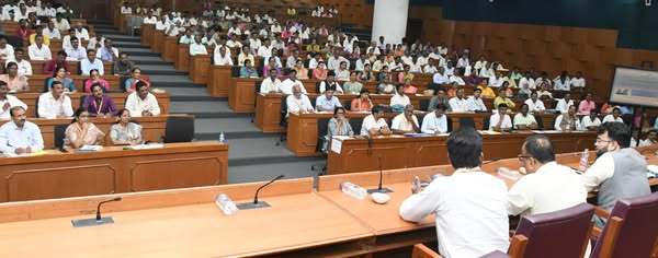 ಶಾಲಾ ಪ್ರಾರಂಭೋತ್ಸವ ದಿನ ಪಠ್ಯಪುಸ್ತಕ ವಿತರಣೆಗೆ ಸೂಚನೆ - ಗುಣಮಟ್ಟದ ಶಿಕ್ಷಣಕ್ಕೆ ಆದ್ಯತೆ ನೀಡಿ: ಜಿಪಂ ಸಿಇಓ ರಾಹುಲ್‌ ಶಿಂಧೆ