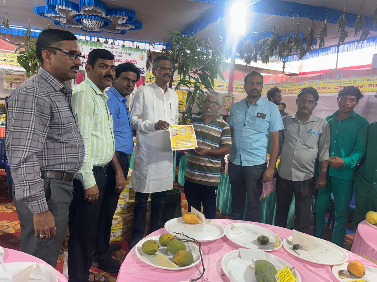 ಕೊಪ್ಪಳ ಮಾವು ಮೇಳಕ್ಕೆ ತೆರೆ: ರೂ. 2.60 ಕೋಟಿಗೂ ಹೆಚ್ಚಿನ ವಹಿವಾಟು -- ಸಮಾರೋಪ ಸಮಾರಂಭದಲ್ಲಿ ಹಾಸ್ಯ ಕಲಾವಿದ ಗಂಗಾವತಿ ಪ್ರಾಣೇಶ್ ಭಾಗಿ: ರೈತರಿಗೆ ಪ್ರಮಾಣ ಪತ್ರ ವಿತರಣೆ