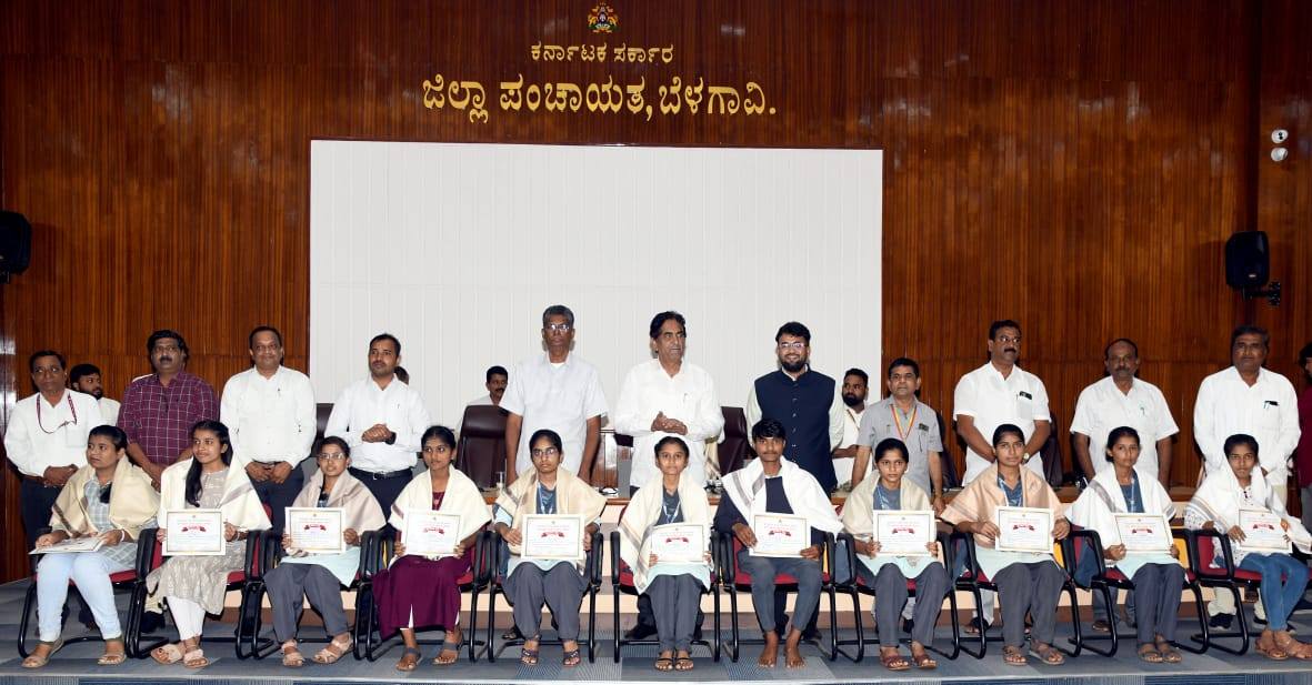 ಸಿಇಟಿ-ಸಕ್ಷಮ್ ಯಶೋಗಾಥೆ; ಕೆ-ಸಿ.ಇ.ಟಿ.ಯಲ್ಲಿ ಉತ್ತಮ ಸಾಧನೆಗೈದ ವಿದ್ಯಾರ್ಥಿಗಳಿಗೆ ಸನ್ಮಾನ -- ಶಾಲಾ-ಕಾಲೇಜುಗಳ ಮೂಲಸೌಕರ್ಯ ಅಭಿವೃದ್ಧಿಗೆ ತಲಾ ಐದು ಕೋಟಿ ಅನುದಾನ: ಸಚಿವ ಸತೀಶ್ ಜಾರಕಿಹೊಳಿ ಭರವಸೆ