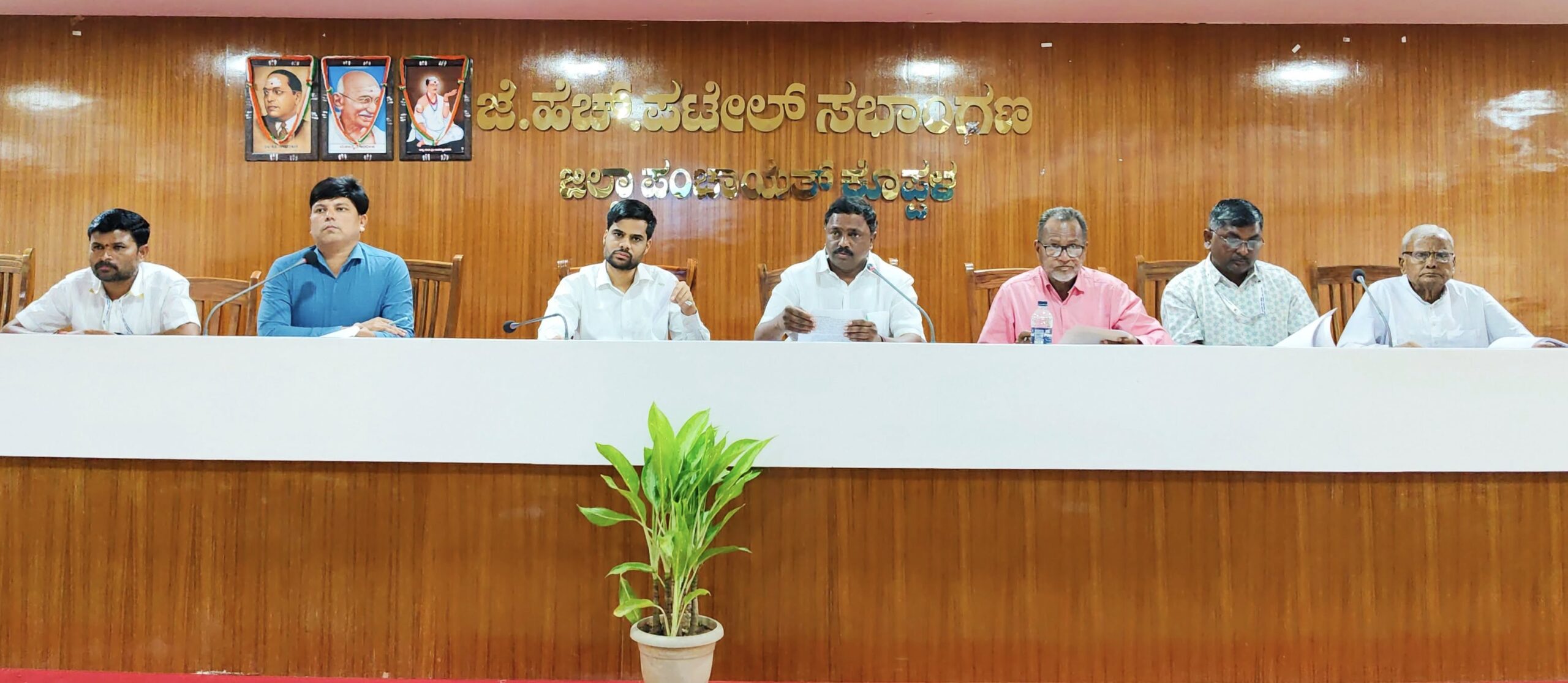 ಪಂಚ ಗ್ಯಾರಂಟಿ ಯೋಜನೆಗಳ ಪ್ರಗತಿ ಪರಿಶೀಲನಾ ಸಭೆ ---- ಸಮಸ್ಯೆಗಳಿಗೆ ತಕ್ಷಣವೇ ಸ್ಪಂದಿಸಿ ಜನರಿಗೆ ಅನುಕೂಲ ಮಾಡಿಕೊಡಬೇಕು - ರೆಡ್ಡಿ ಶ್ರೀನಿವಾಸ