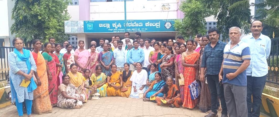 ಕೇಂದ್ರ ಪುರಸ್ಕøತ ರಾಷ್ಟ್ರೀಯ ಕೃಷಿ ವಿಕಾಸ ಯೋಜನೆಯಡಿ ಎರೆಹುಳು ಗೊಬ್ಬರ ಮತ್ತು ಕಾಂಪೋಸ್ಟ್ ಗೊಬ್ಬರ ಉತ್ಪಾದನಾ ತಾಂತ್ರಿಕತೆ ಹಾಗೂ ಪ್ರಾತ್ಯಕ್ಷಿಕೆ ತರಬೇತಿ ಕೃಷಿಕರ ಕಪ್ಪುಚಿನ್ನ ಎರೆಗೊಬ್ಬರ ಹಾಗೂ ಕಾಂಪೋಸ್ಟ್ -ಜಿಲ್ಲಾ ಕೃಷಿ ತರಬೇತಿ ಕೇಂದ್ರದ ಮುಖ್ಯಸ್ಥ ಆರ್.ರಜನೀಕಾಂತ