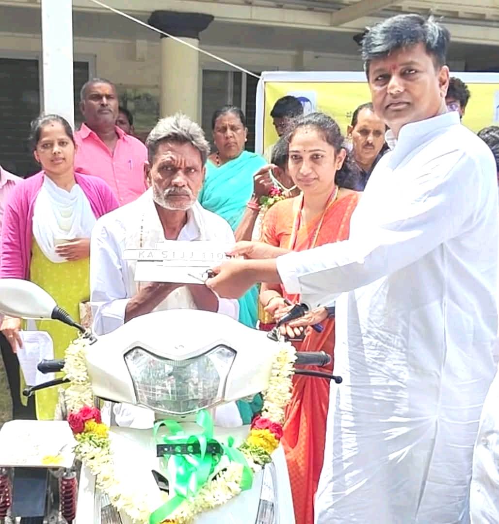 ವಿಕಲಚೇತನರಿಗೆ ಸಾಧನ ಸಲಕರಣೆ ವಿತರಣೆ