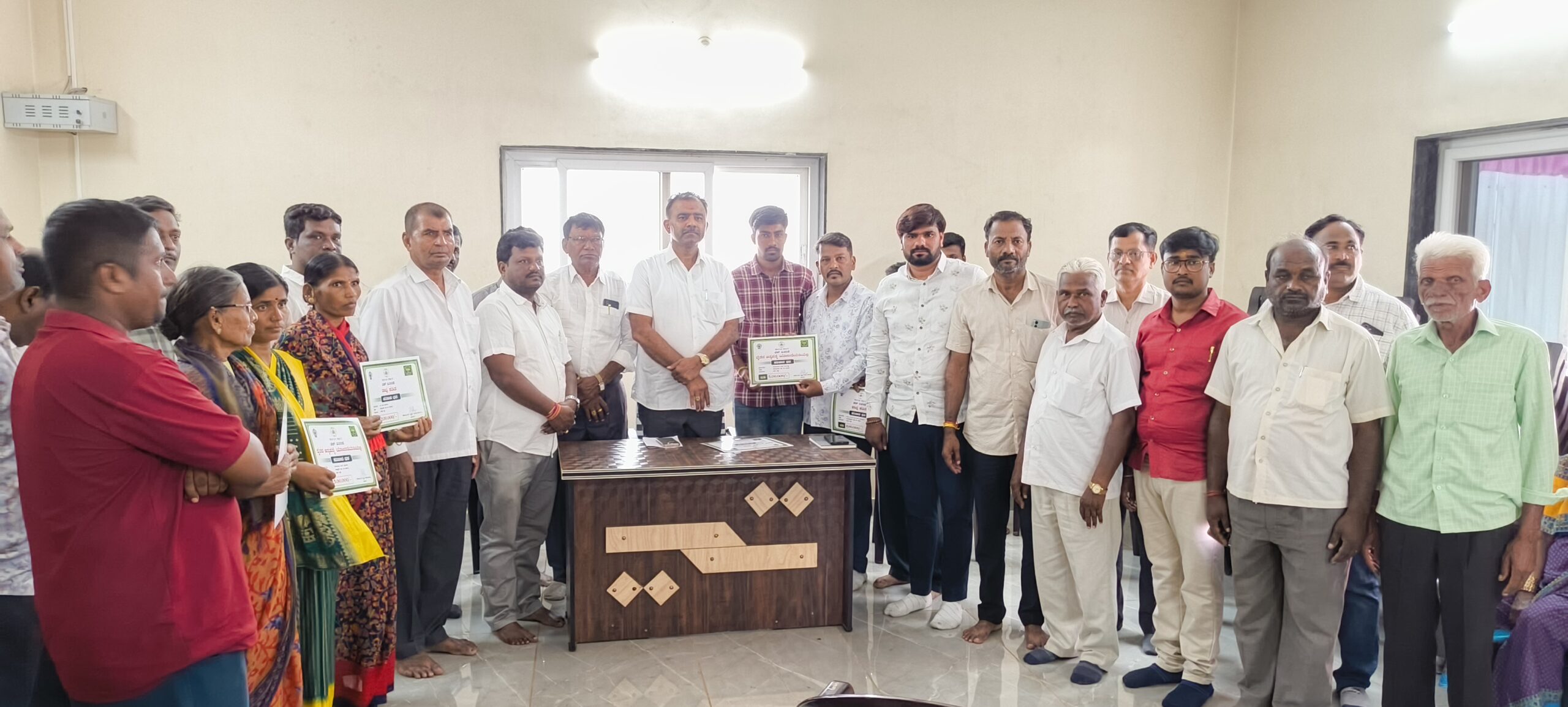 ರೈತ ಆತ್ಮಹತ್ಯೆ ಸರಕಾರದಿಂದ ಪರಿಹಾರ ಧನ ವಿತರಣೆ   ೬ ಜನ ರೈತರಿಗೆ ತಲಾ ೫ ಲಕ್ಷ ರೂ. ಹಾಗೂ ಒಬ್ಬ ರೈತರಿಗೆ ೨ ಲಕ್ಷರೂ ಪರಿಹಾರ ಧನ ವಿತರಣೆ