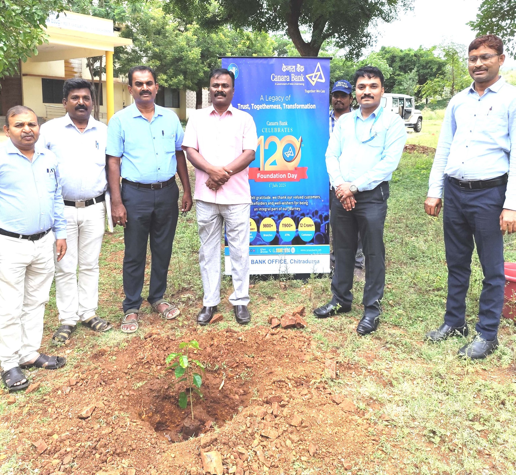 ಕೆನರಾ ಬ್ಯಾಂಕ್ 120ನೇ ಸಂಸ್ಥಾಪನಾ ದಿನಾಚರಣೆ ಅಂಗವಾಗಿ ಆಯೋಜನೆ ಗಿಡ ನೆಡುವ ಕಾರ್ಯಕ್ರಮಕ್ಕೆ ಚಾಲನೆ