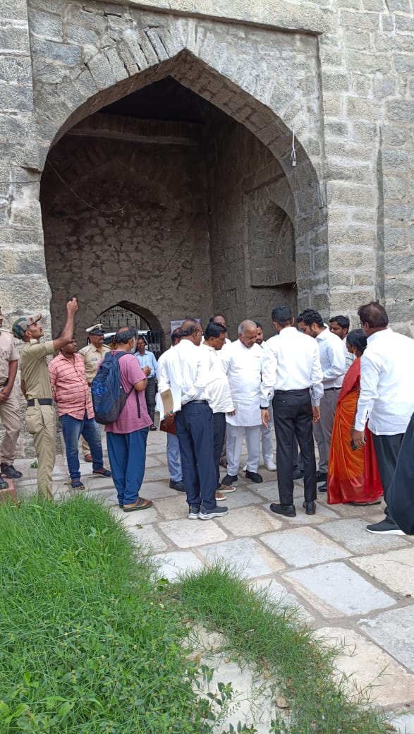 ರಾಯಚೂರಿನ ಐತಿಹಾಸಿಕ ಕೋಟೆ ಪ್ರದೇಶಕ್ಕೆ ಸಚಿವರಾದ ಎನ್ ಎಸ್ ಬೋಸರಾಜು ಭೇಟಿ;ಪರಿಶೀಲನೆ