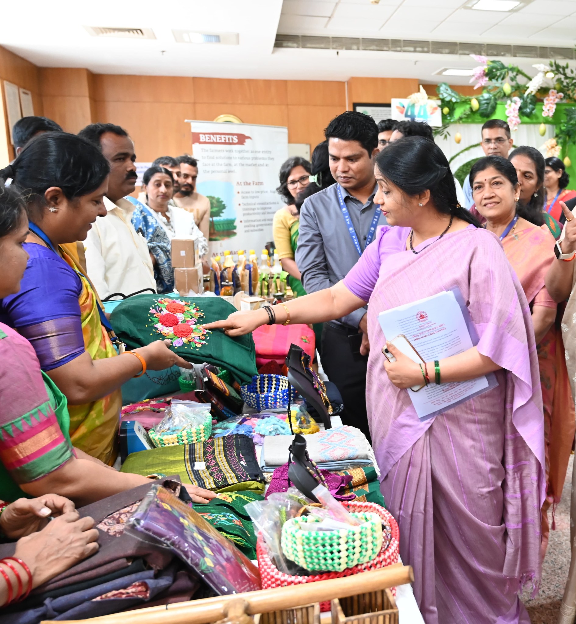 ನಬಾರ್ಡ ನೆರವು* *ಸ್ವಾವಲಂಬಿ ಸಖಿ ಒಕ್ಕೂಟದ ಉತ್ಪನ್ನಗಳಿಗೆ ಮೆಚ್ಚುಗೆ ವ್ಯಕ್ತಪಡಿಸಿದ ರಾಜ್ಯ ಮುಖ್ಯ ಕಾರ್ಯದರ್ಶಿ ಡಾ. ಶಾಲಿನಿ ರಜನಿಶ್