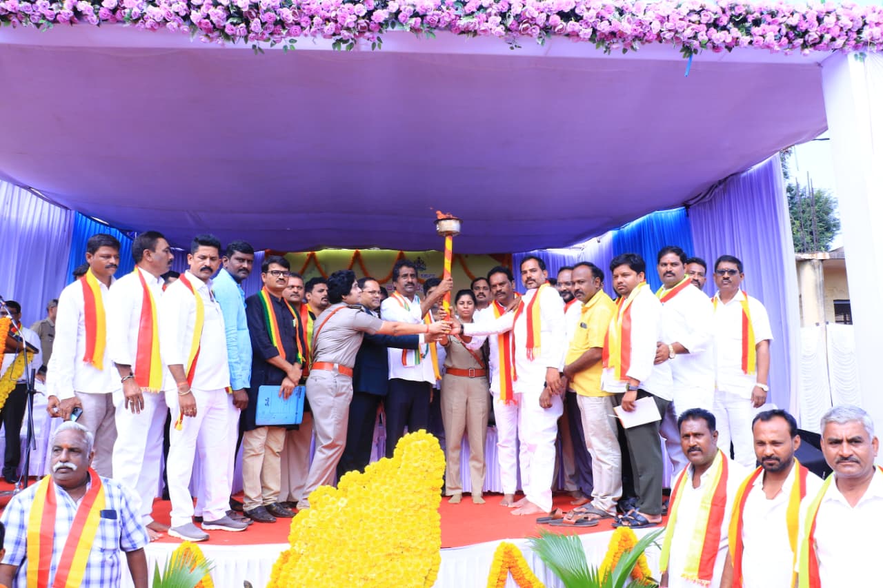 ಬಳ್ಳಾರಿಯಲ್ಲಿ ಸಂಭ್ರಮದ ಕರ್ನಾಟಕ ರಾಜ್ಯೋತ್ಸವ ಕನ್ನಡ ಭಾಷೆ ಉಳಿಸಿ, ಬೆಳೆಸುವ ಕಾರ್ಯ ಎಲ್ಲರದ್ದು: ಸಚಿವ ರಹೀಂ ಖಾನ್