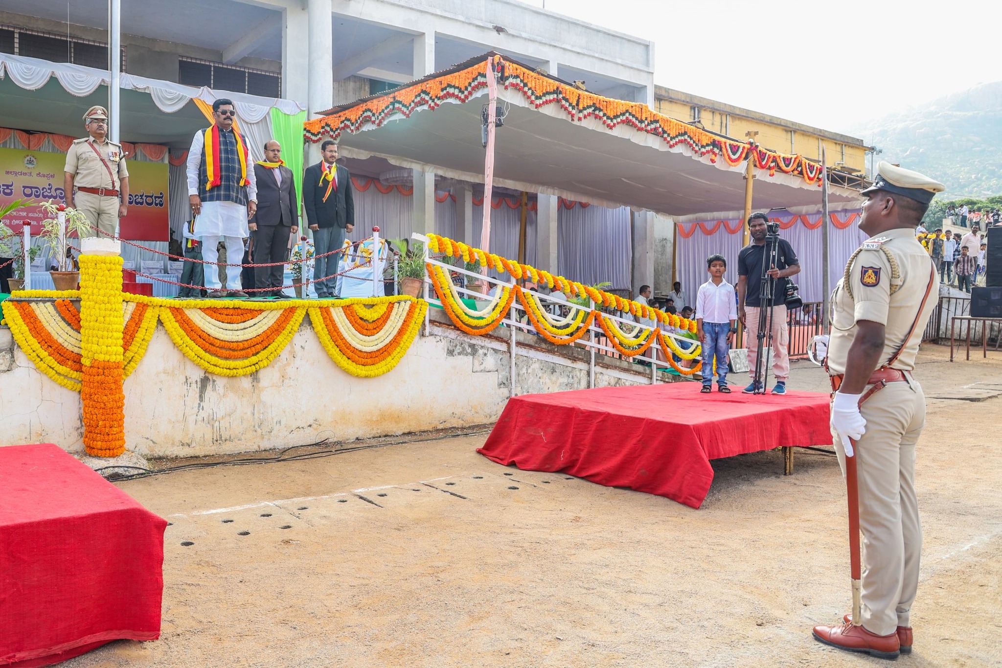 70ನೇ ಕರ್ನಾಟಕ ರಾಜ್ಯೋತ್ಸವ: ಜಿಲ್ಲಾ ಉಸ್ತುವಾರಿ ಸಚಿವರಿಂದ ರಾಷ್ಟ್ರ ಧ್ವಜಾರೋಹಣ -- ಕನ್ನಡ ಭಾಷೆಯನ್ನು ಉಳಿಸಿ, ಬೆಳಸಿಕೊಂಡು ಹೋಗೋಣ- ಸಚಿವ ಶಿವರಾಜ ತಂಗಡಗಿ
