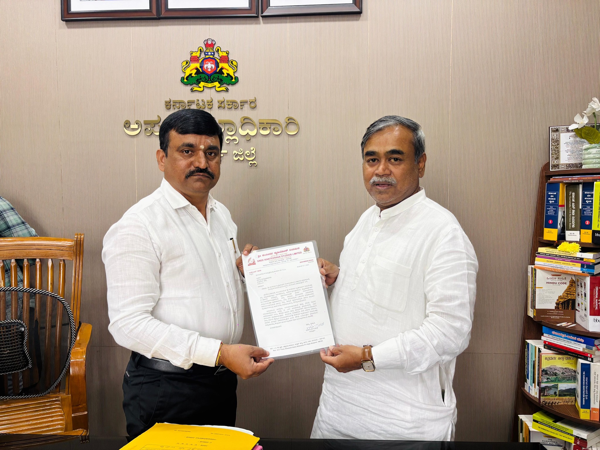 ಶ್ರೀ ಕಂಠೀರವ ಸ್ಟುಡಿಯೋಸ್ ನಿಯಮಿತ ಅಧ್ಯಕ್ಷ ಮಹಬೂಬ್ ಪಾಷಾ ಜಿಲ್ಲಾಡಳಿತಕ್ಕೆ ಮನವಿ ಒಳಾಂಗಣ ಚಿತ್ರೀಕರಣಕ್ಕೆ ಭೂಮಿ ಮಂಜೂರಾತಿಗೆ ಕೋರಿಕೆ