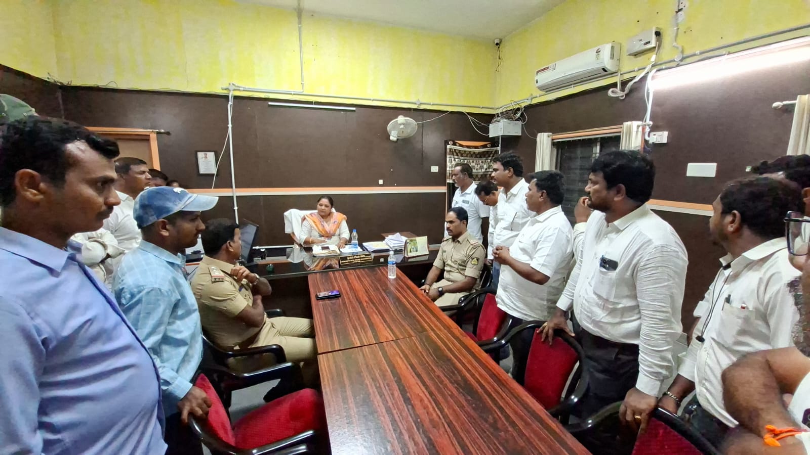 ತಹಶೀಲ್ದಾರರು ಮತ್ತು ವಕೀಲರ ಮದ್ಯೆ ವಾಗ್ವಾದ