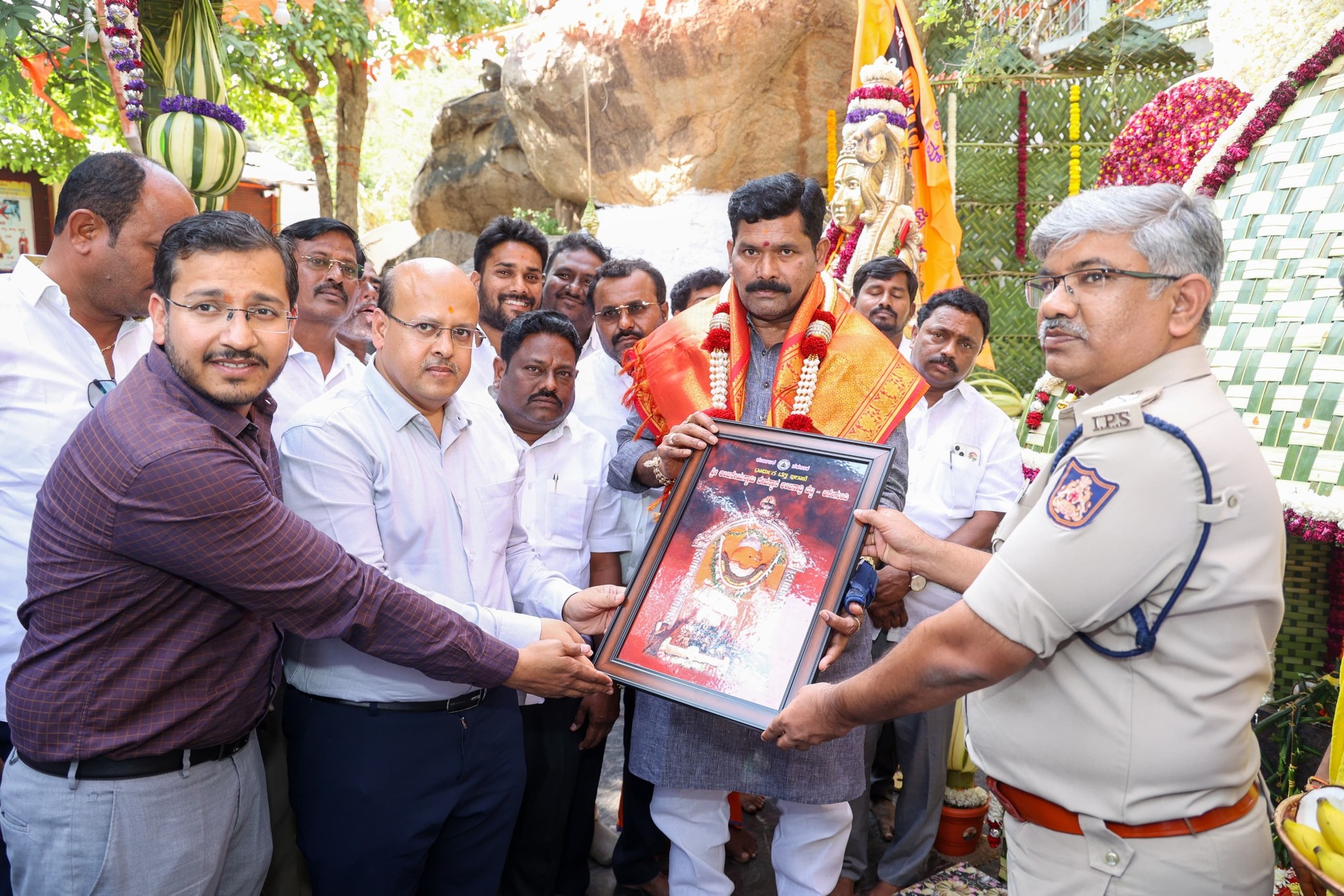 ಶ್ರೀರಾಮ ಭಕ್ತ ಹನುಮನ ಜನ್ಮಸ್ಥಳ ಅಂಜನಾದ್ರಿಯಲ್ಲಿ ವಿಶೇಷ ಸಂಭ್ರಮ: ಜಿಲ್ಲಾ ಉಸ್ತುವಾರಿ ಸಚಿವರು, ಶಾಸಕರು ಭಾಗಿ -- ಹನುಮಮಾಲಾ ವಿಸರ್ಜನೆ ಕಾರ್ಯಕ್ರಮಕ್ಕೆ ಆಗಮಿಸುತ್ತಿರುವ ಸ್ರಹಸ್ರಾರು ಮಾಲಾಧಾರಿಗಳು, ಭಕ್ತಾಧಿಗಳು: ಜಿಲ್ಲಾಡಳಿತದಿಂದ ವ್ಯವಸ್ಥಿತ ಕ್ರಮ