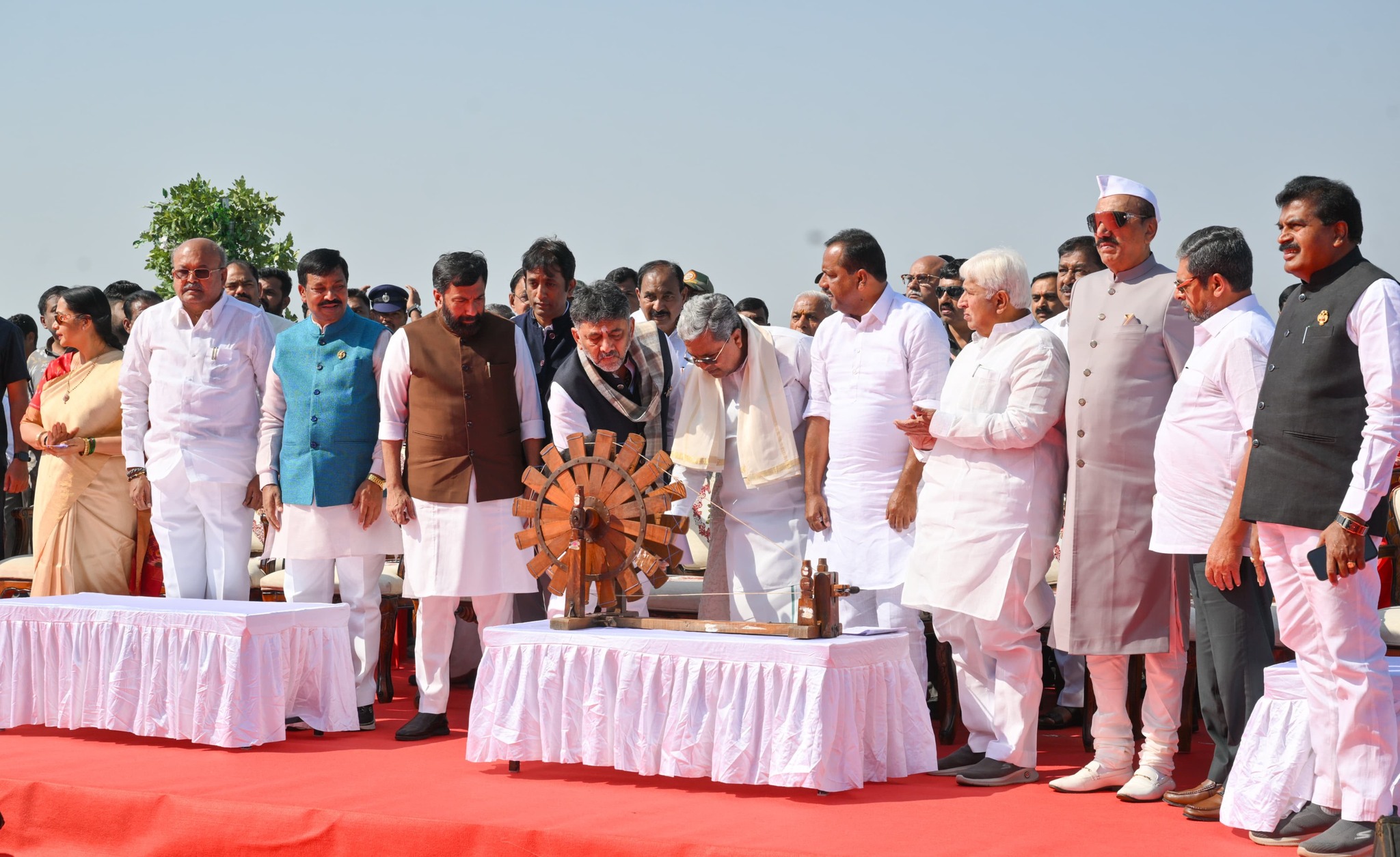 ಖಾದಿಯು ಕೇವಲ ವಸ್ತ್ರವಲ್ಲ; ದೇಶದ ಹೆಮ್ಮಯ ಸಂಕೇತ: ಸಿಎಂ ಬಣ್ಣನೆ* -- *ಬೆಳಗಾವಿಯ ಸುವರ್ಣಸೌಧ ಅಂಗಳದಲ್ಲಿ ಐತಿಹಾಸಿಕ ಖಾದಿ ರಾಷ್ಟ್ರಧ್ವಜದ ಅನಾವರಣ*